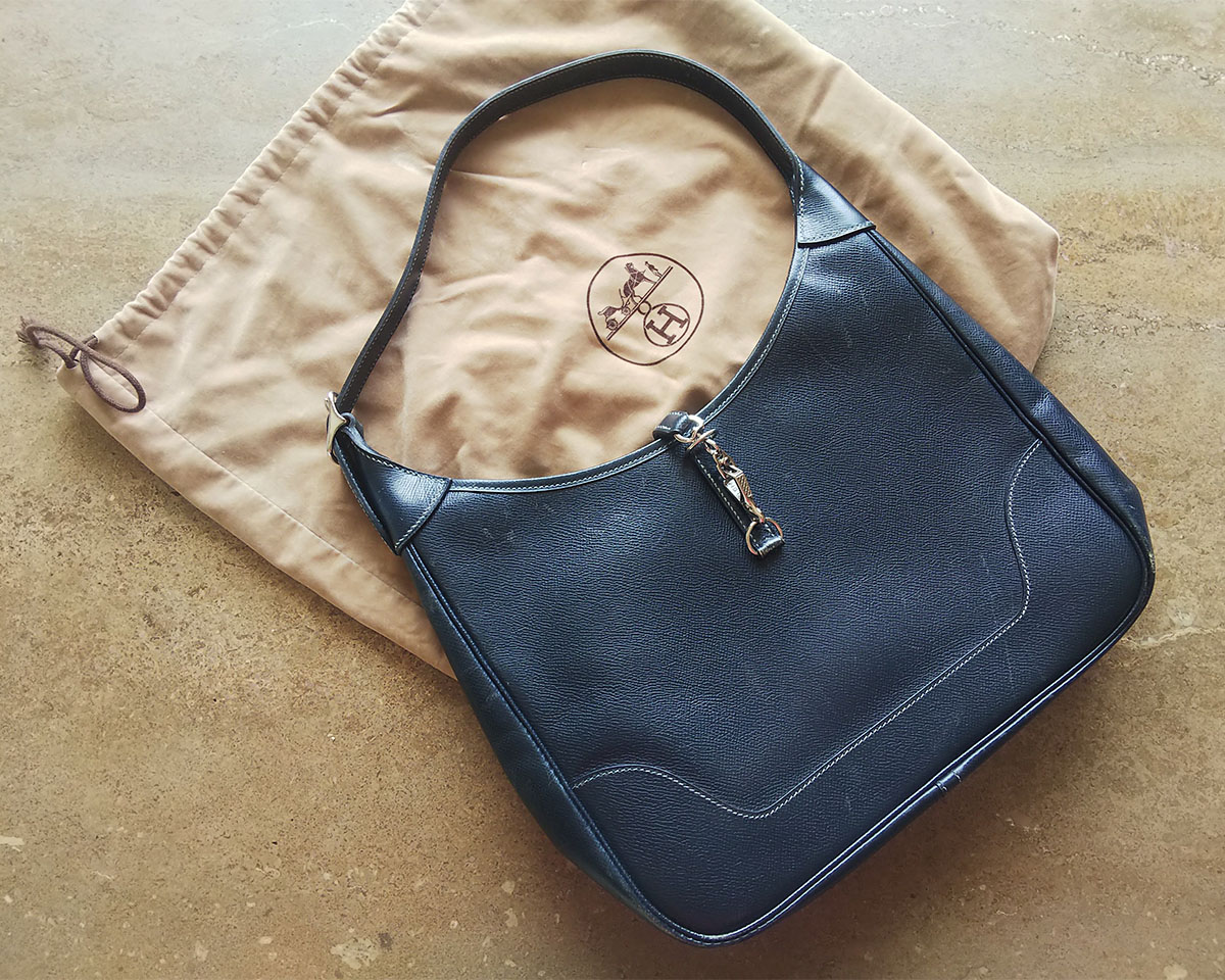 本物のお嬢様が持つ紺色バッグ｜NAGATANIのシュリンクレザーはモノ
