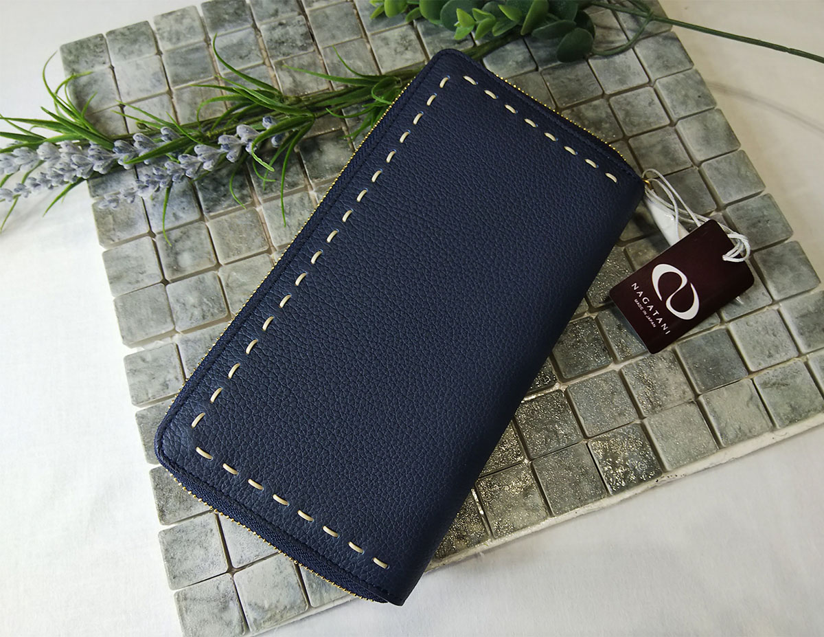 本物のお嬢様が持つ紺色バッグ｜NAGATANIのシュリンクレザーはモノ