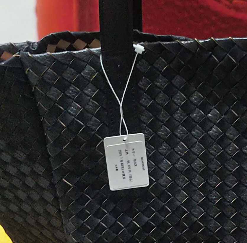 本物のお嬢様が持つ紺色バッグ｜NAGATANIのシュリンクレザーはモノ