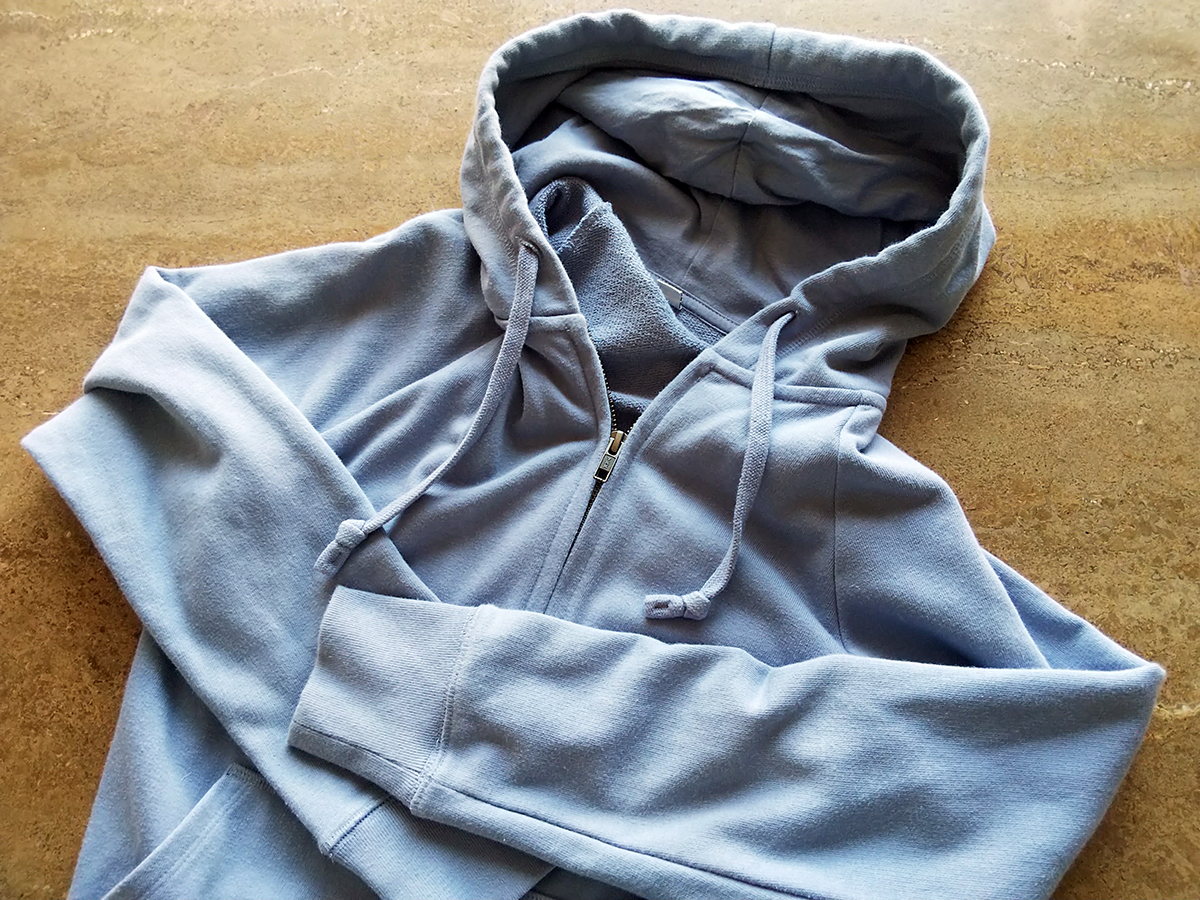 顔がくすんで見えるブルーグレー