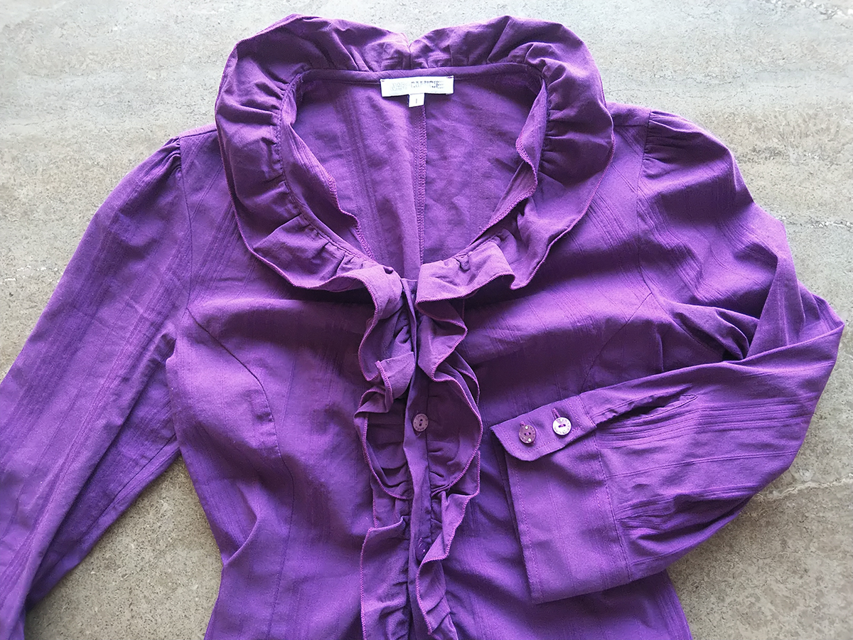 飾りが過剰なブラウス