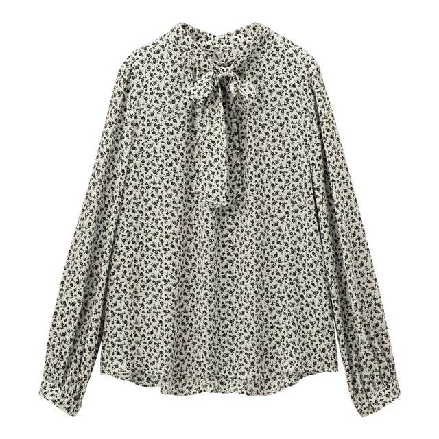 Guで大人気のボウタイブラウスは無地よりも小花柄がおしゃれ 歳を隠すのをやめました