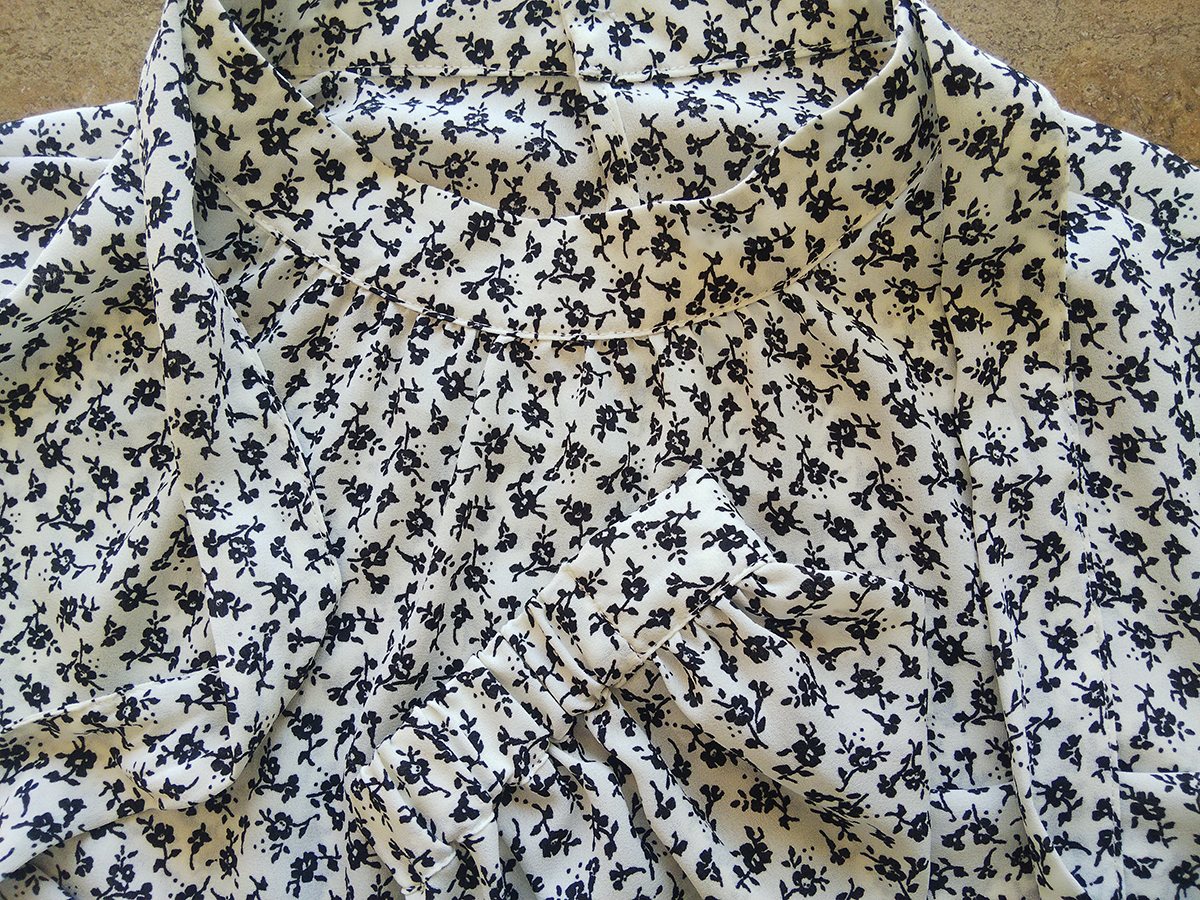 Guで大人気のボウタイブラウスは無地よりも小花柄がおしゃれ 歳を隠すのをやめました