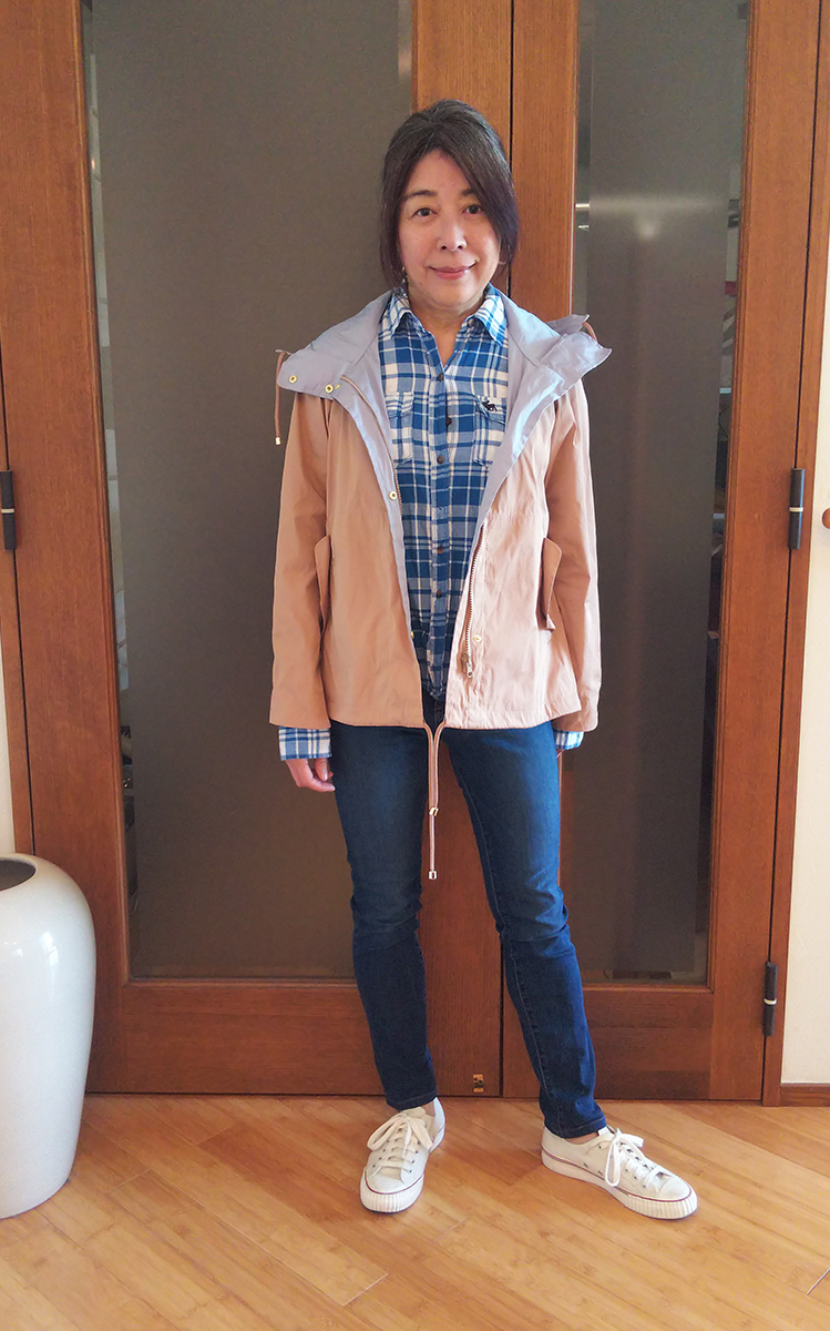 カジュアルシャツにジーパン