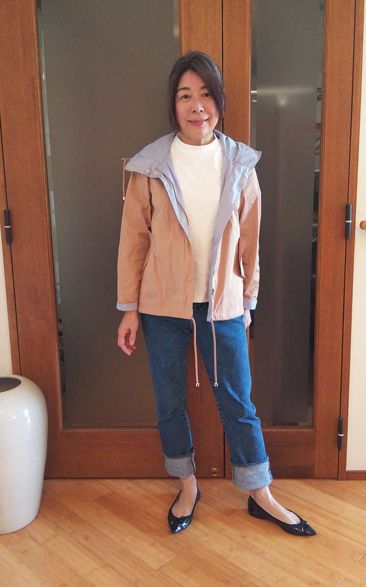 モックネックTシャツとストレートジーンズのコーデ