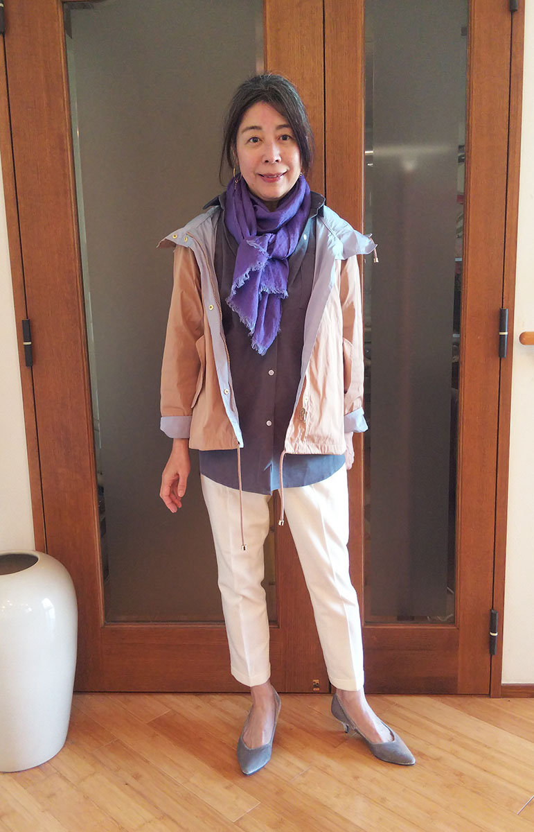 二重織リバーシブル・パーカーを羽織ったところ