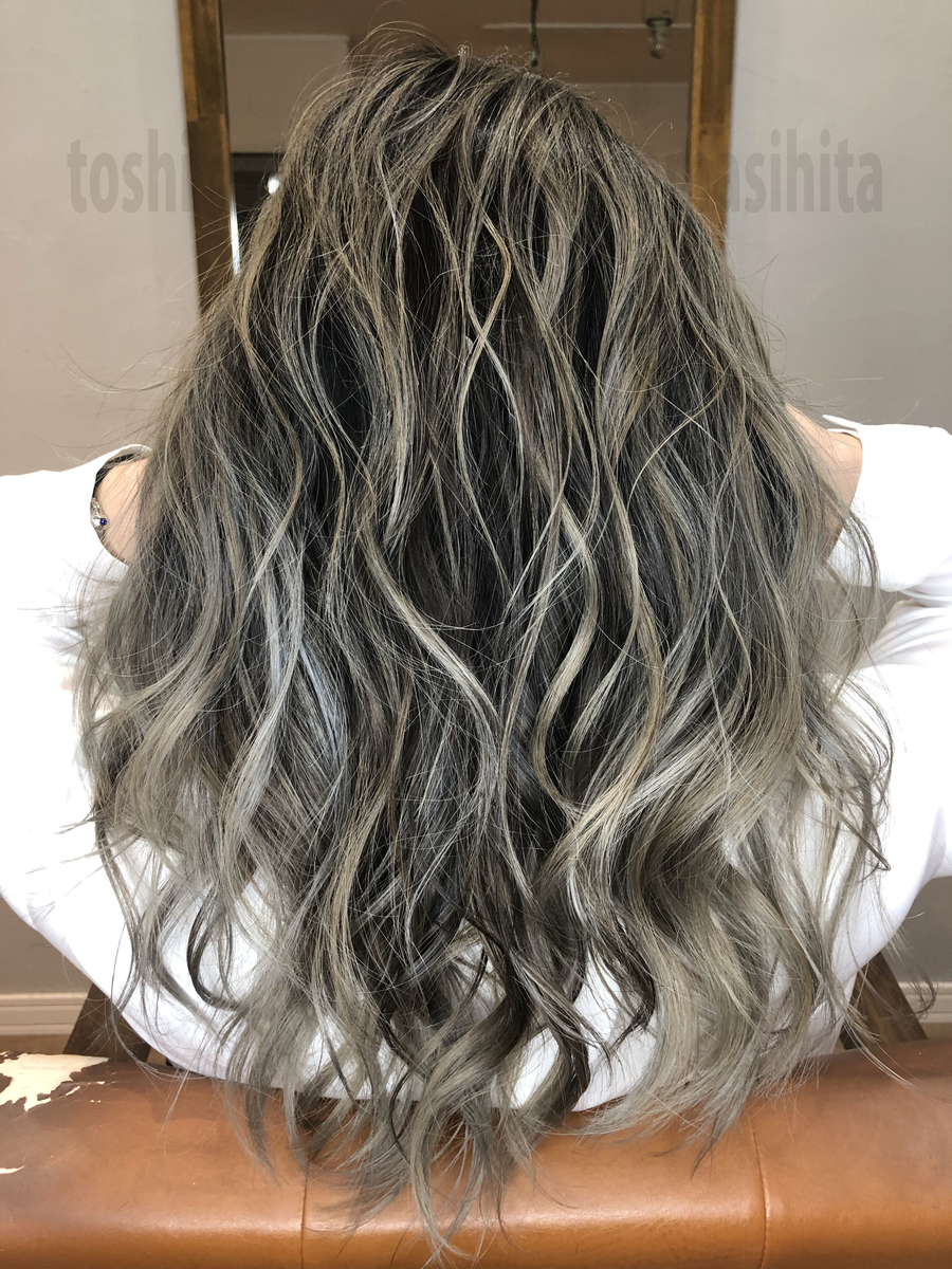 グレイヘア計画をおしゃれに楽しむには美容師さんとの二人三脚が近道 歳を隠すのをやめました グレイヘア計画をおしゃれに楽しむには美容師さんとの二人三脚が近道 歳を隠すのをやめました