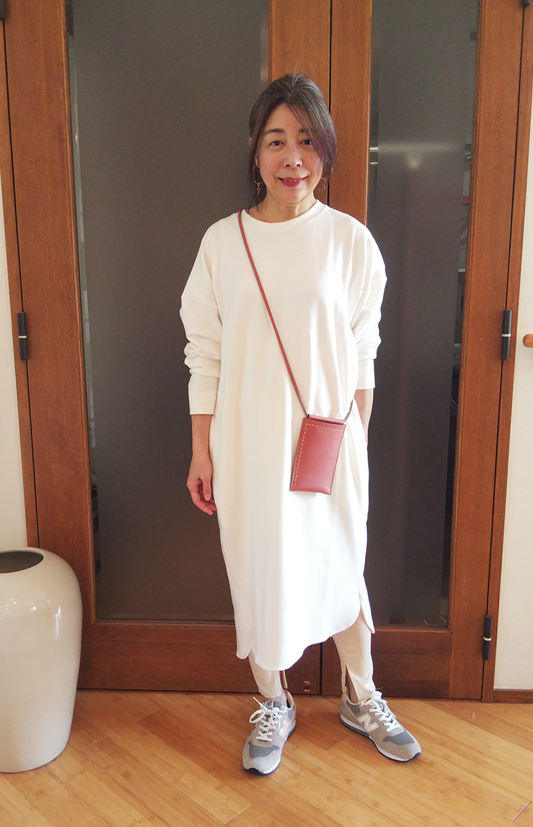 オフホワイトのTシャツワンピ