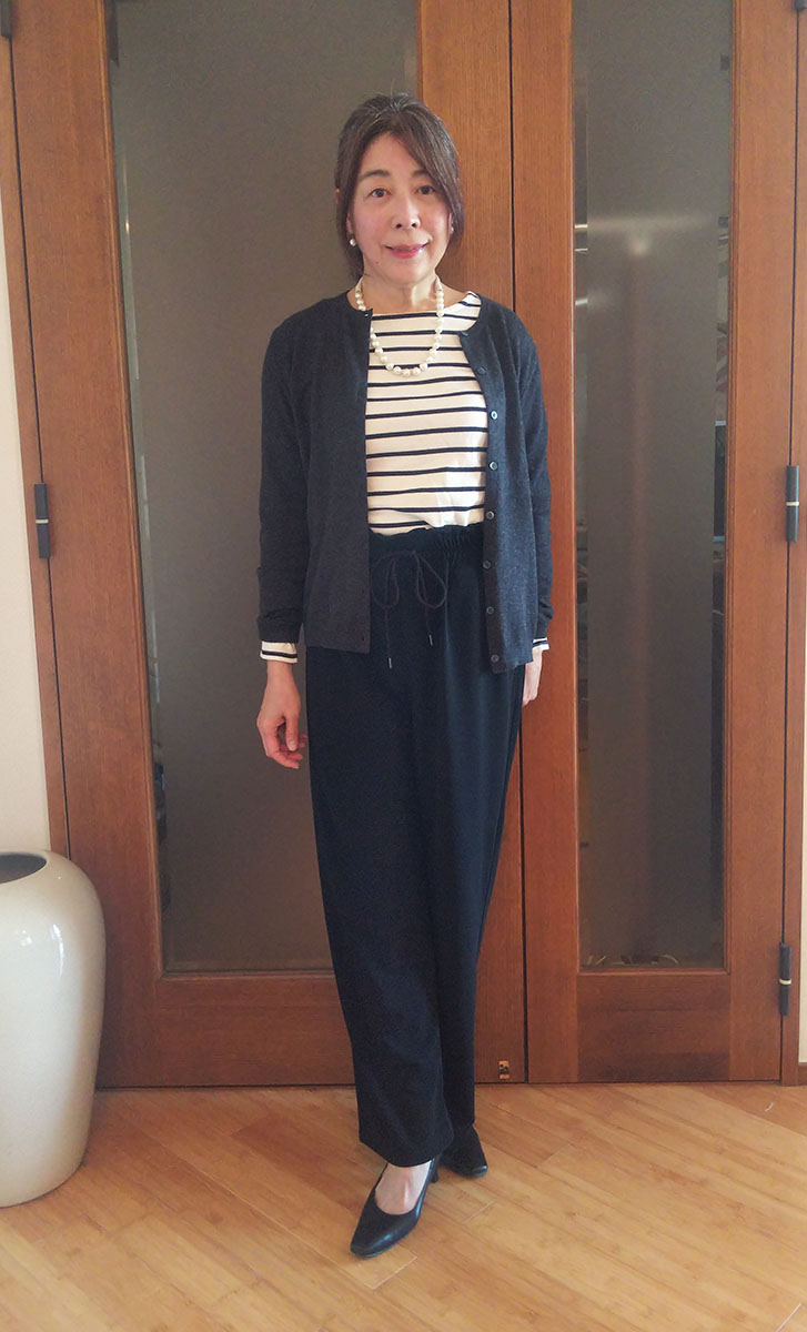 カシミアのクルーネックカーディガンを羽織ったところ