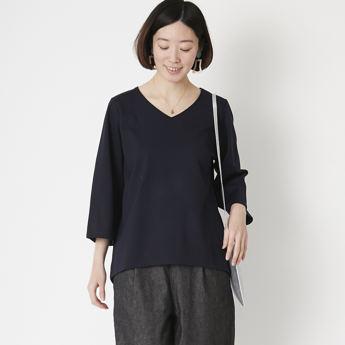 Kilka/洗えてシワになりにくい Vネックカットソー ネイビー