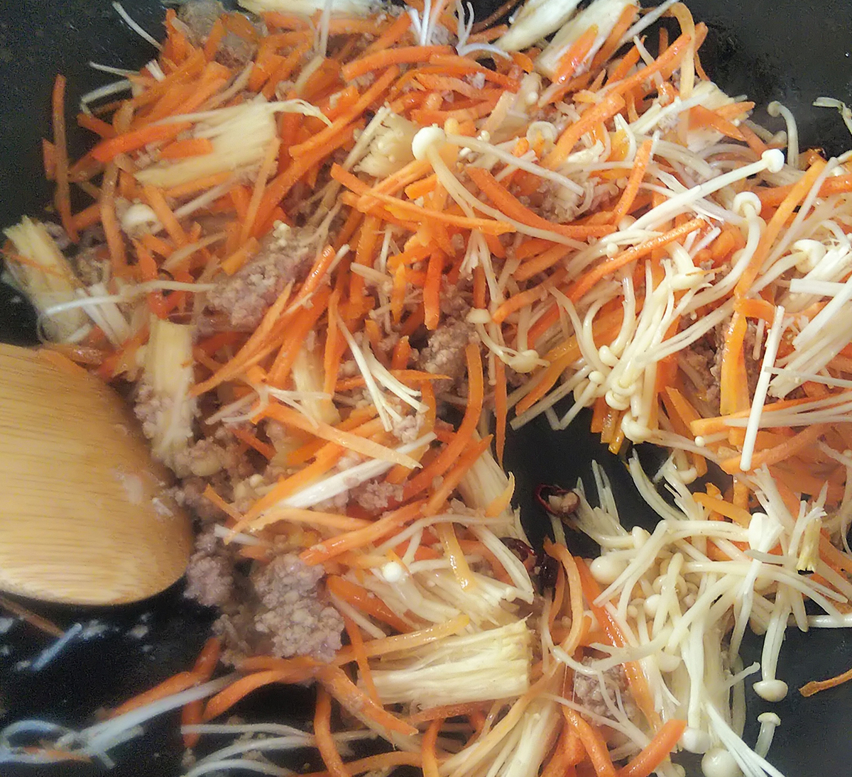 野菜とひき肉を炒める