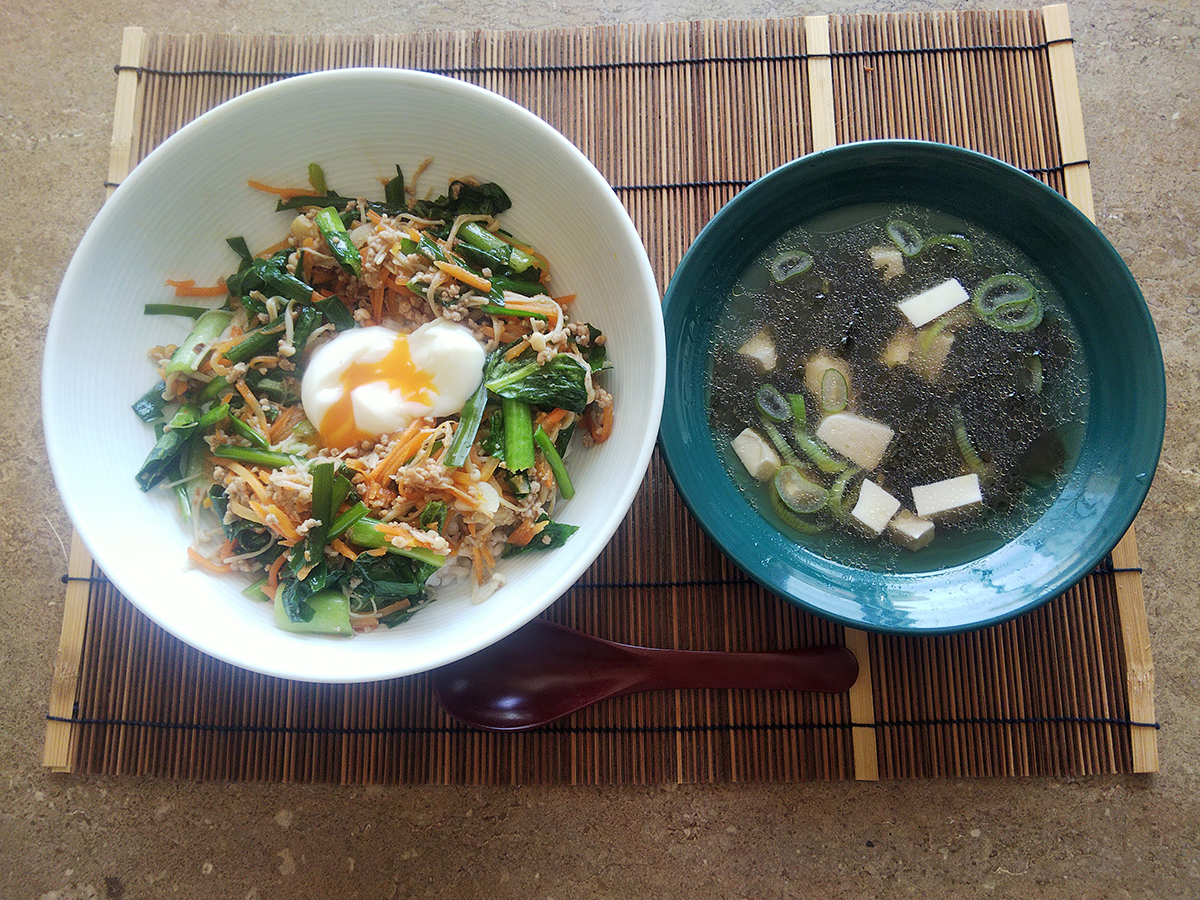 「野菜がたっぷりとれるビビンバ丼」＆「長ねぎとのり、豆腐の韓国風スープ」
