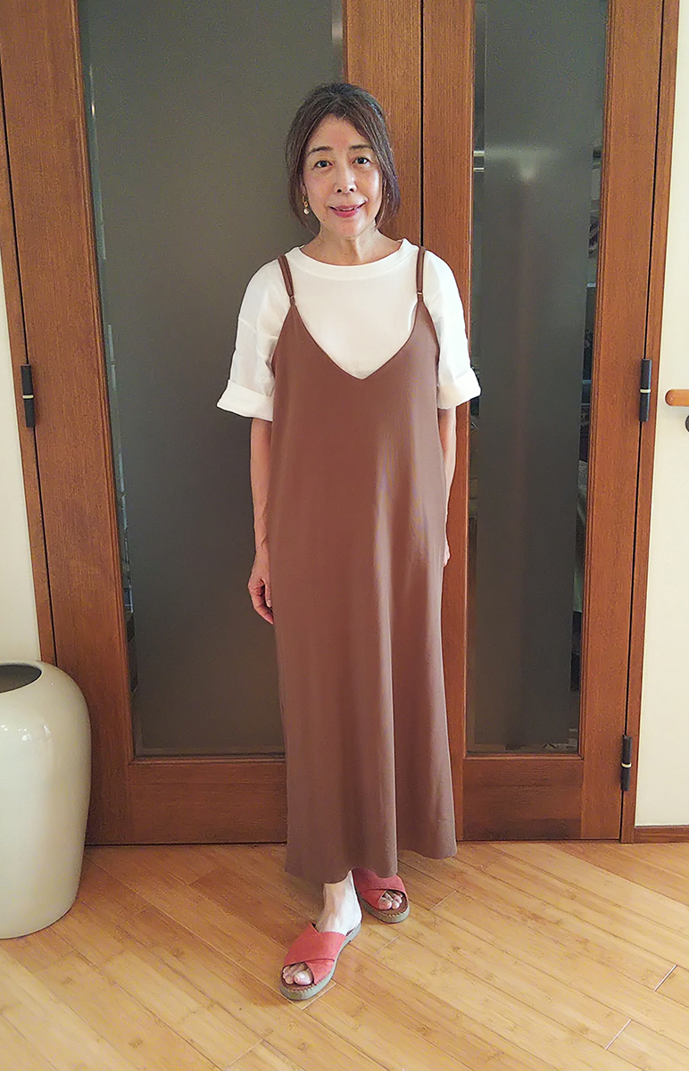 リブカットソーキャミワンピースとのコーデ