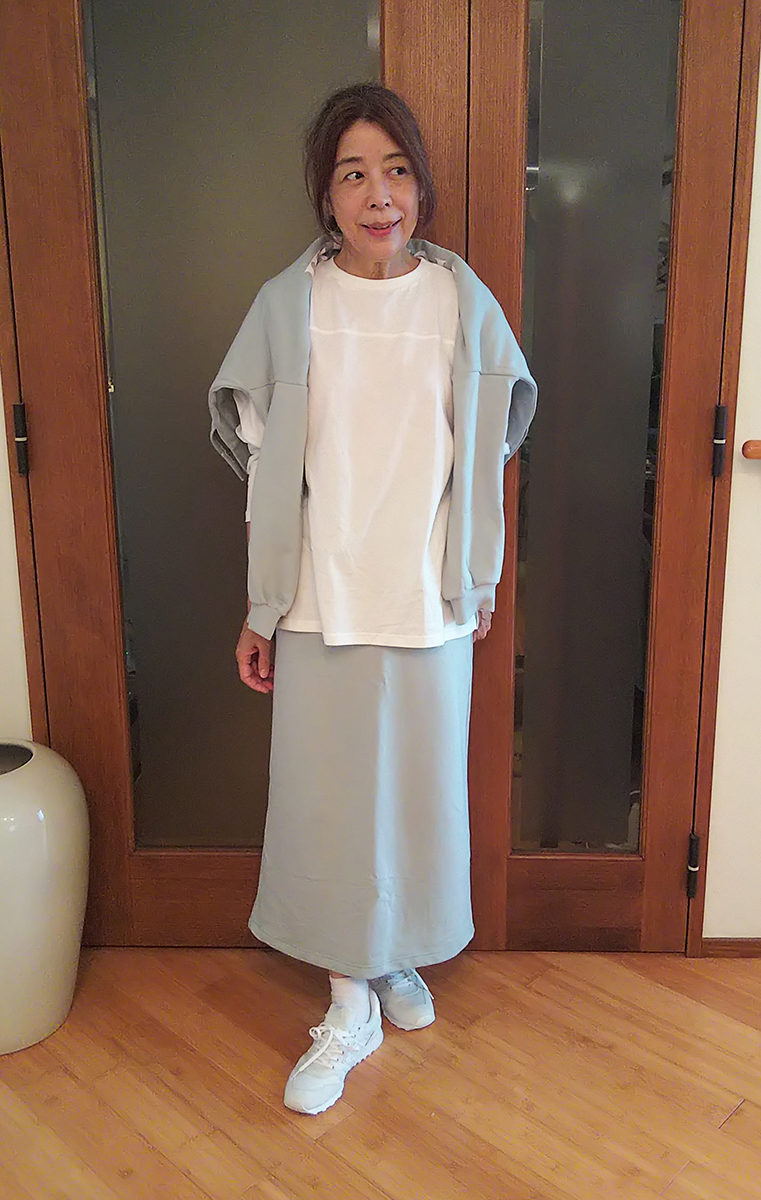 トレーナーを肩掛け