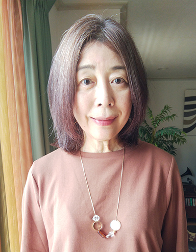 不自然な黒染めからグレイヘアに移行すると何が起きる 髪と肌が元気になりました 歳を隠すのをやめました