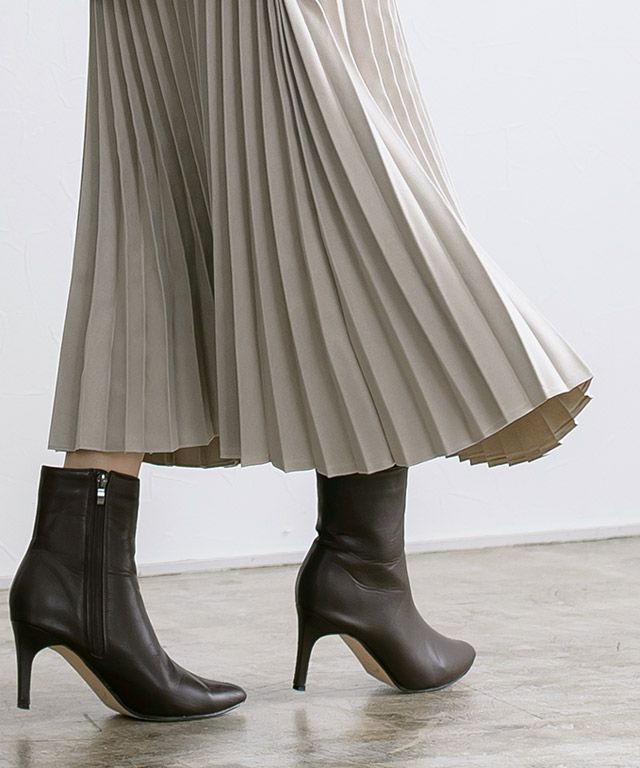 スエードタッチロングプリーツスカートの裾