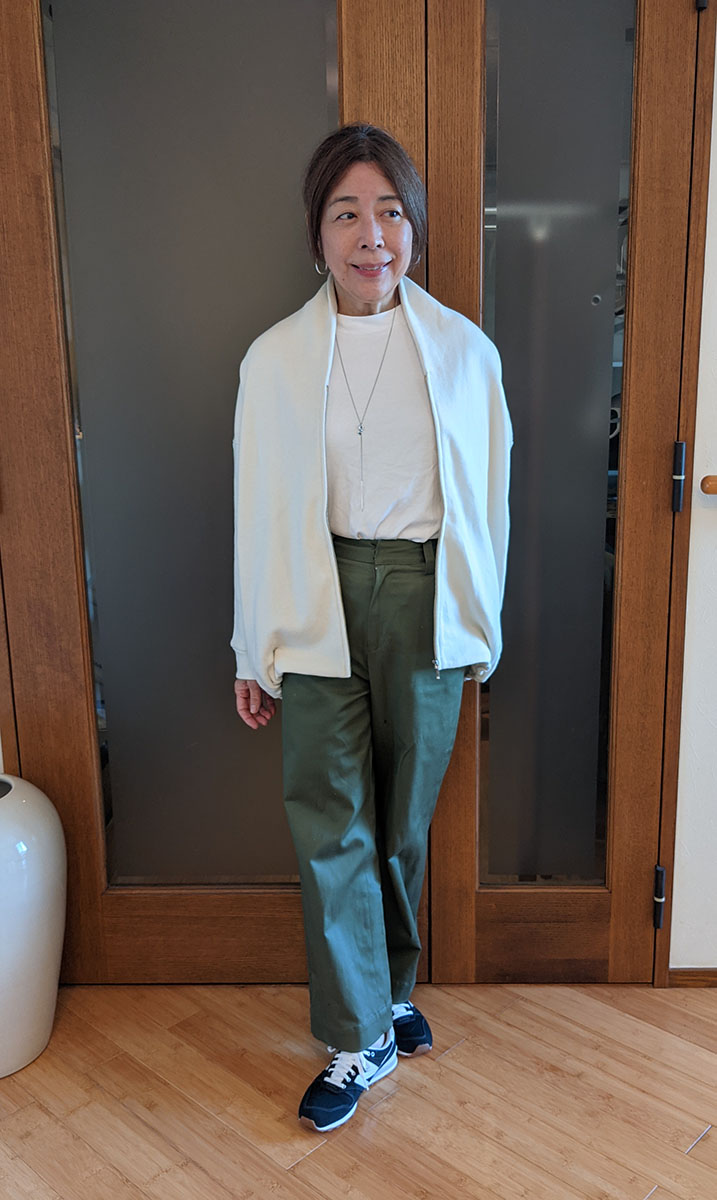 ファスナーを開いたコーデ