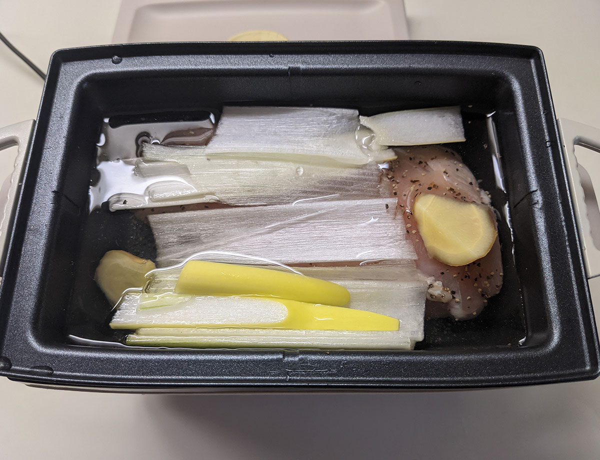 サラダチキンメーカーに鶏むね肉と調味料をセット