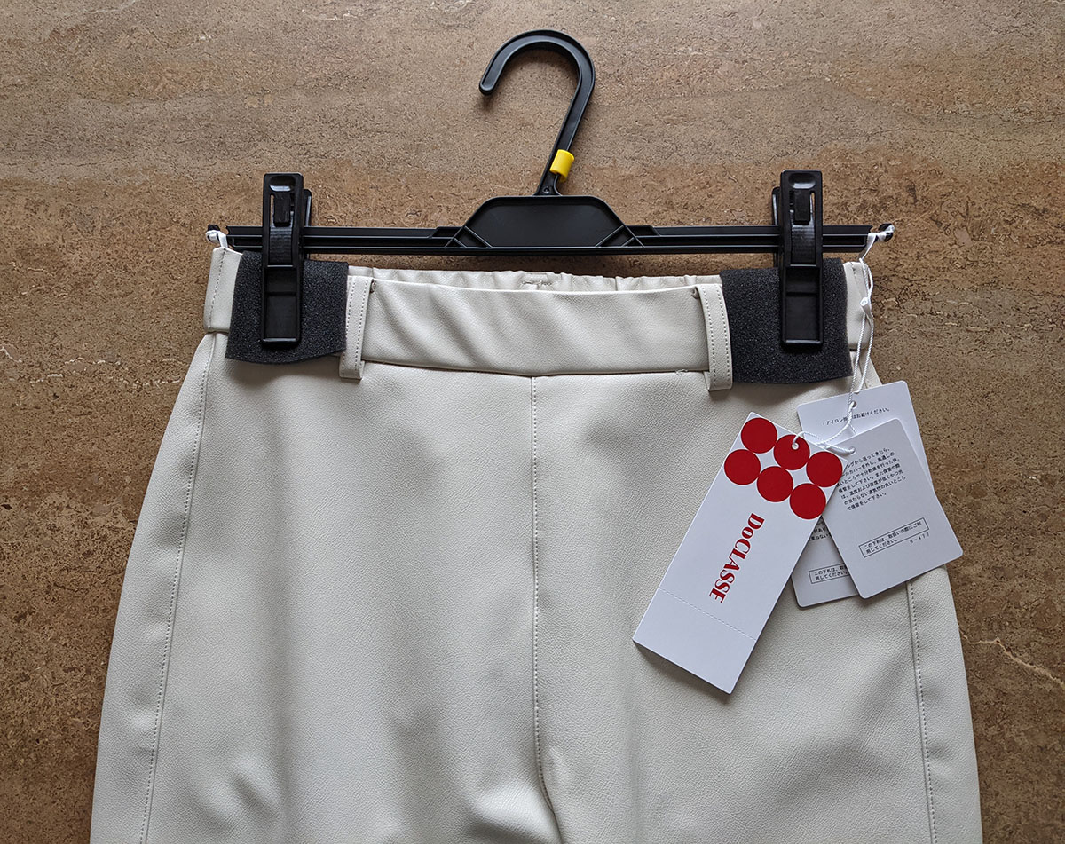 スラックスハンガーにかかったパンツ