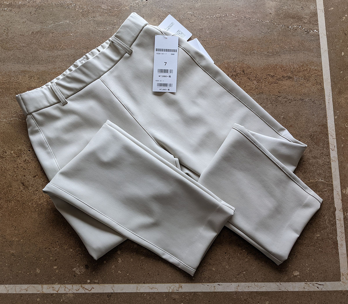 エコレザー・スリムストレートパンツ