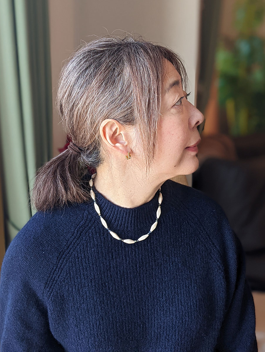 STELLA CIFFON/チェコビーズネックレスをつけたところ