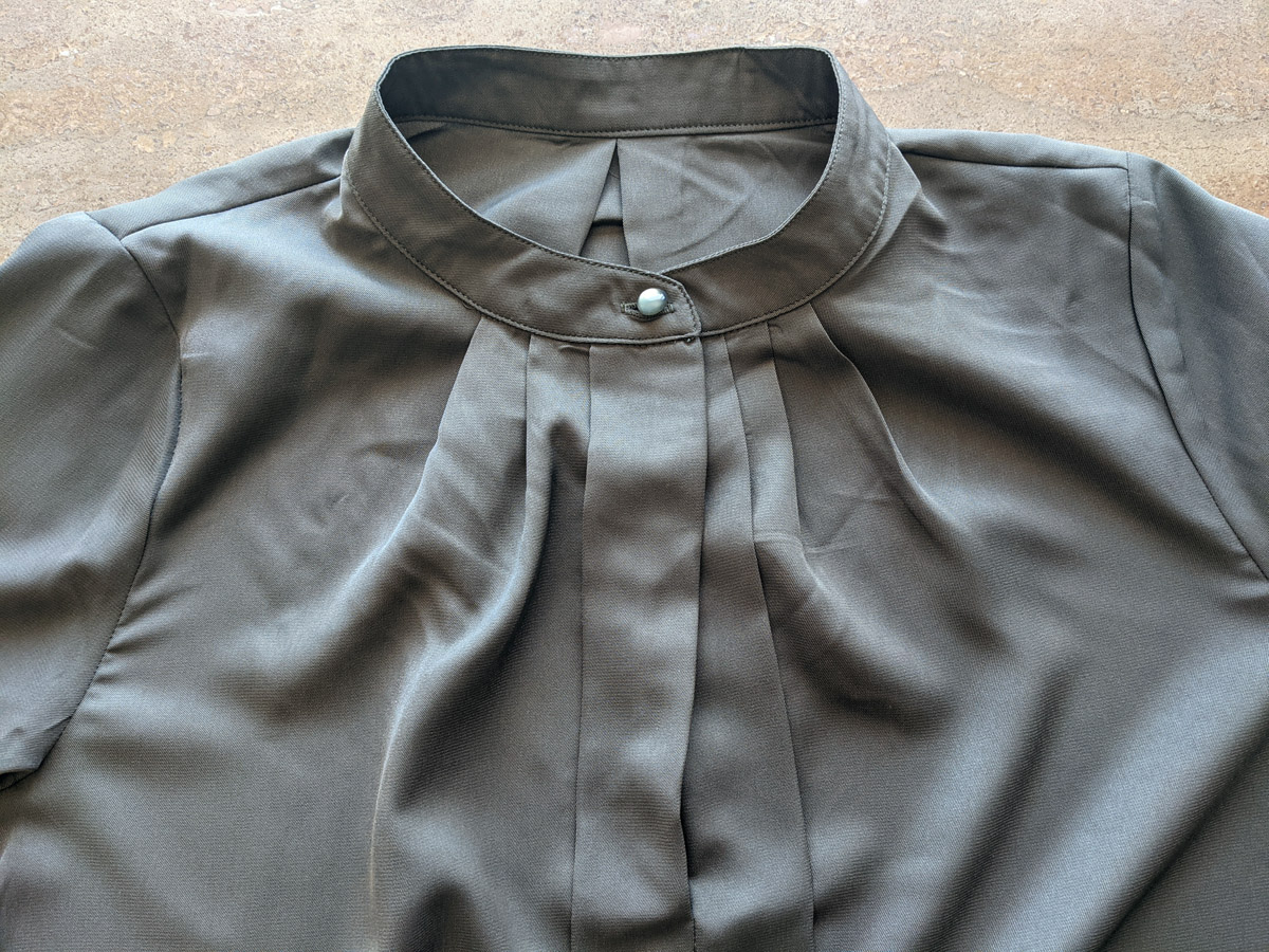 ネックのボタンを留めたところ