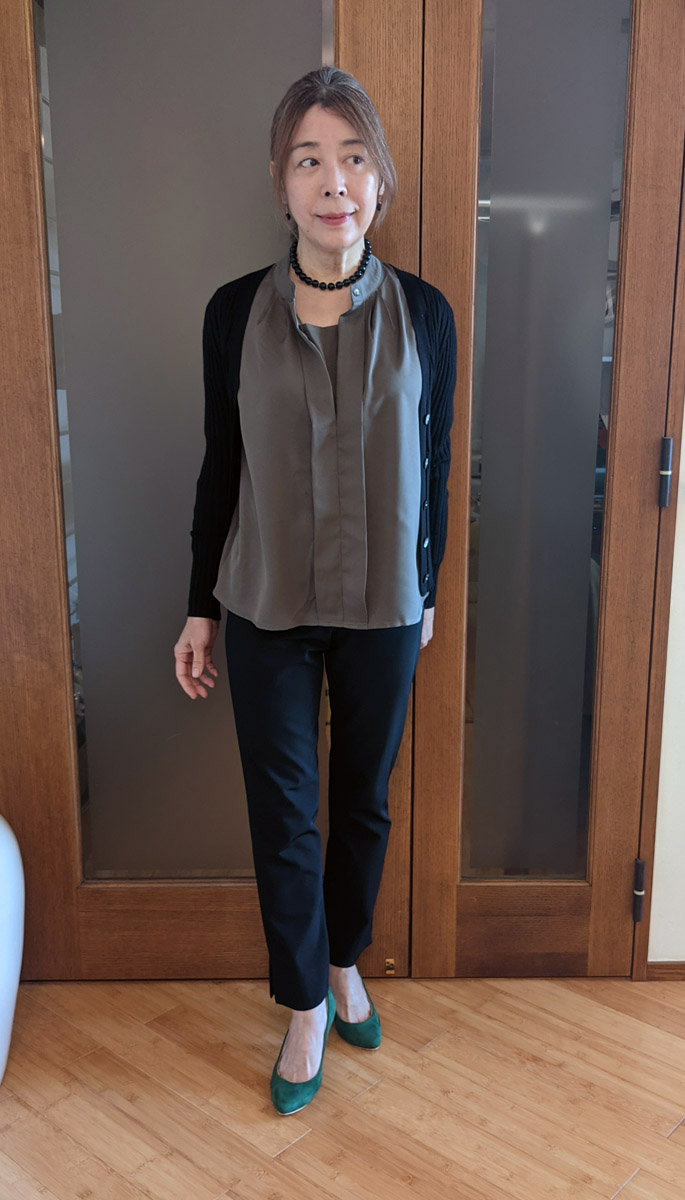 カーキとブラックのコーデ