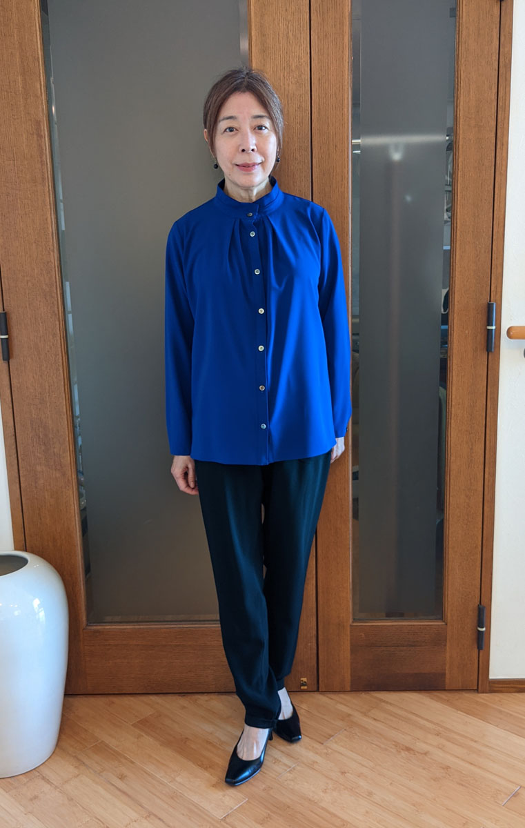 大人の女性に向いた上質なスタンドカラーブラウス｜1枚でも羽織りでも