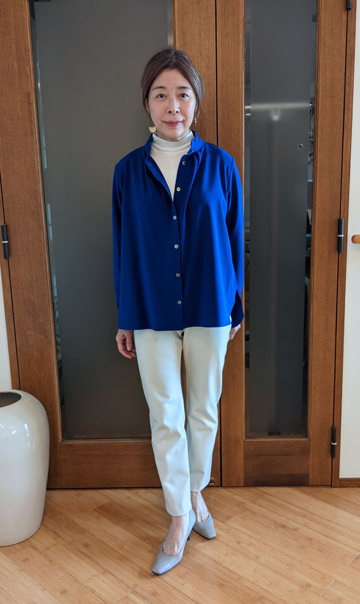 大人の女性に向いた上質なスタンドカラーブラウス｜1枚でも羽織りでも