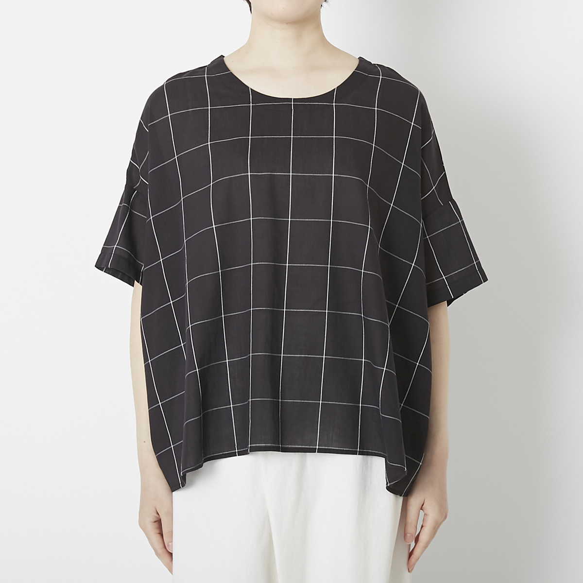 強撚コットンの涼しいシンプルTシャツ（ウインドウペン）