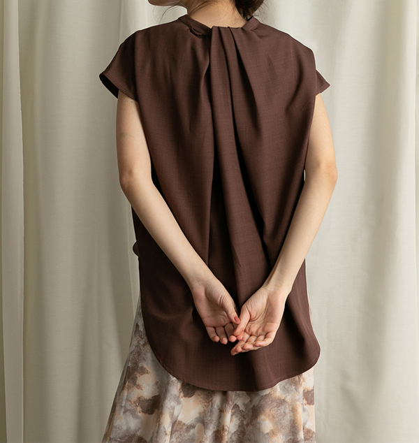 後ろのネックライン