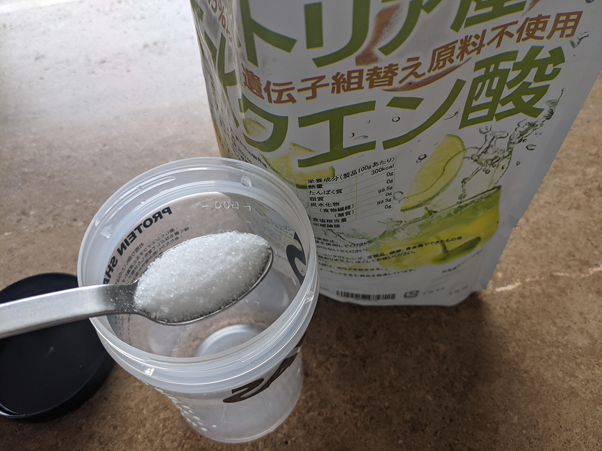 プロテインシェイカーにクエン酸を投入