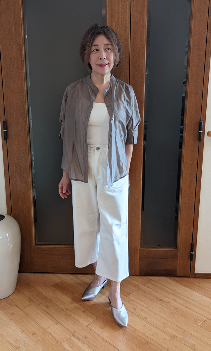 シルバーのミュールを履いたところ