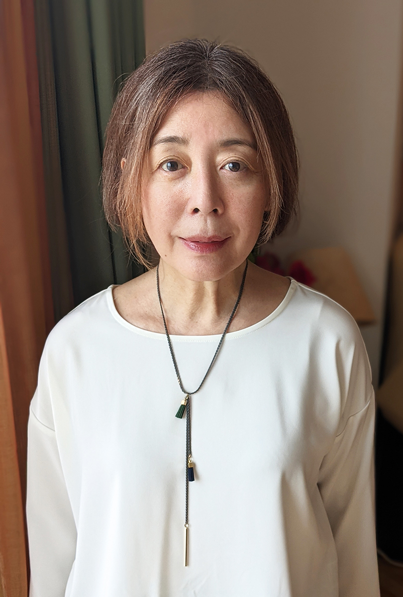 オフホワイトのTシャツとネックレス