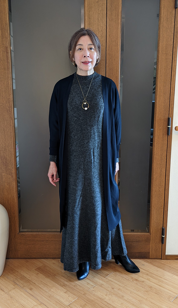 ロングカーディガンを羽織ったところ