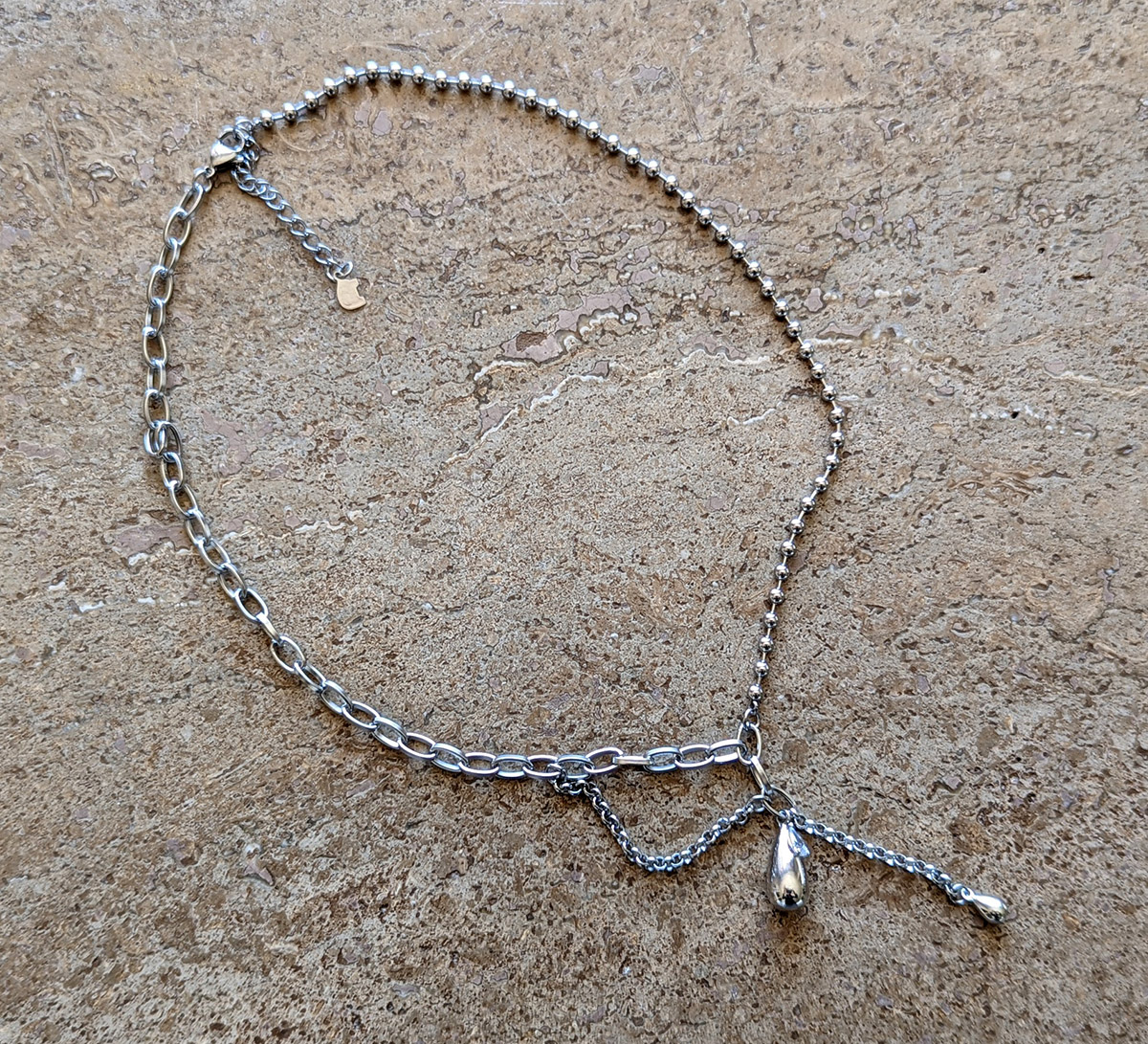 ティアドロップチャームシルバーチェーンネックレス