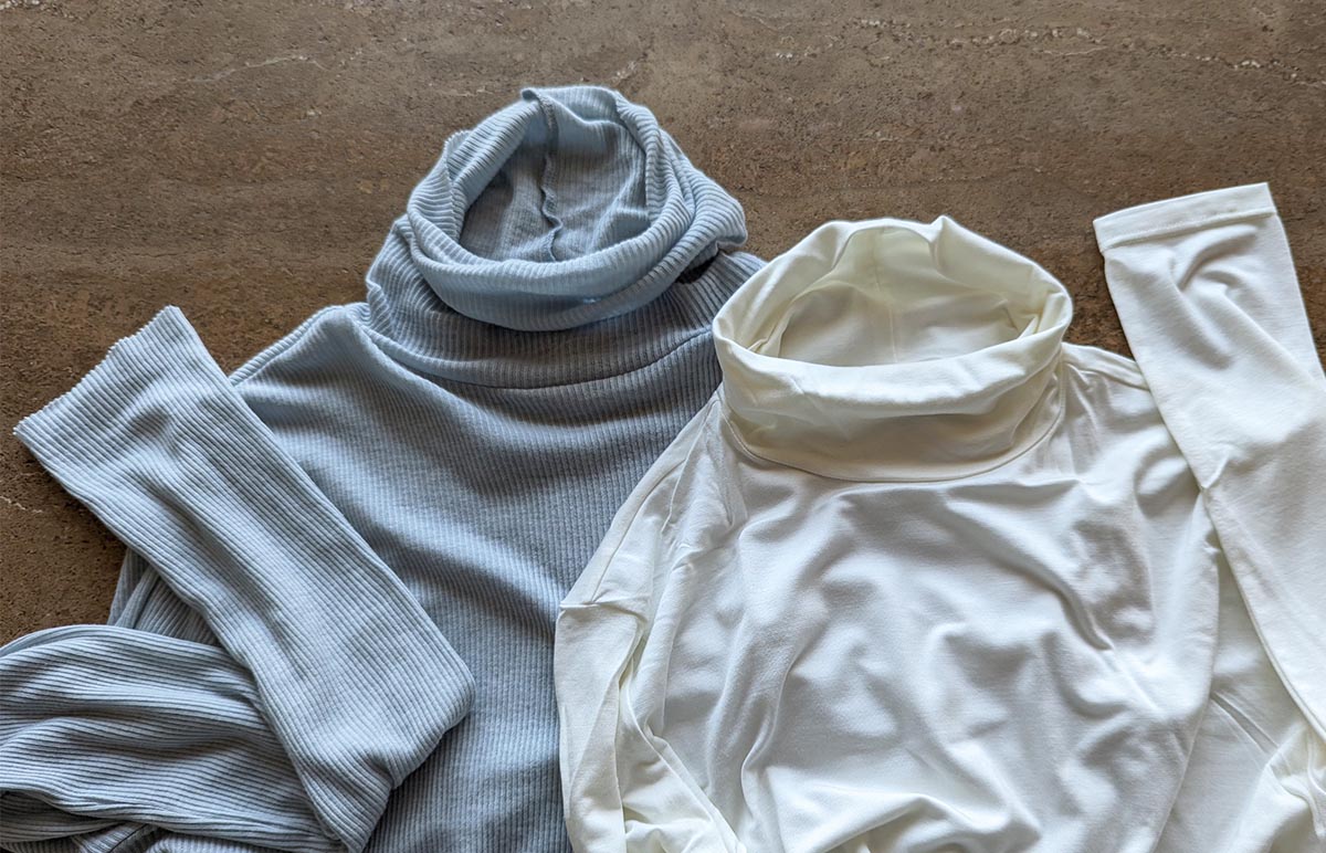 左:カシミヤ混タートルネックカットソー 右:ヒートテックタートルネックT