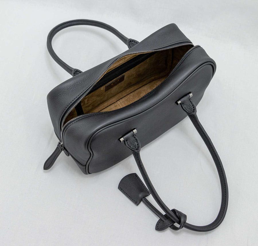 ファスナーを開いたところ