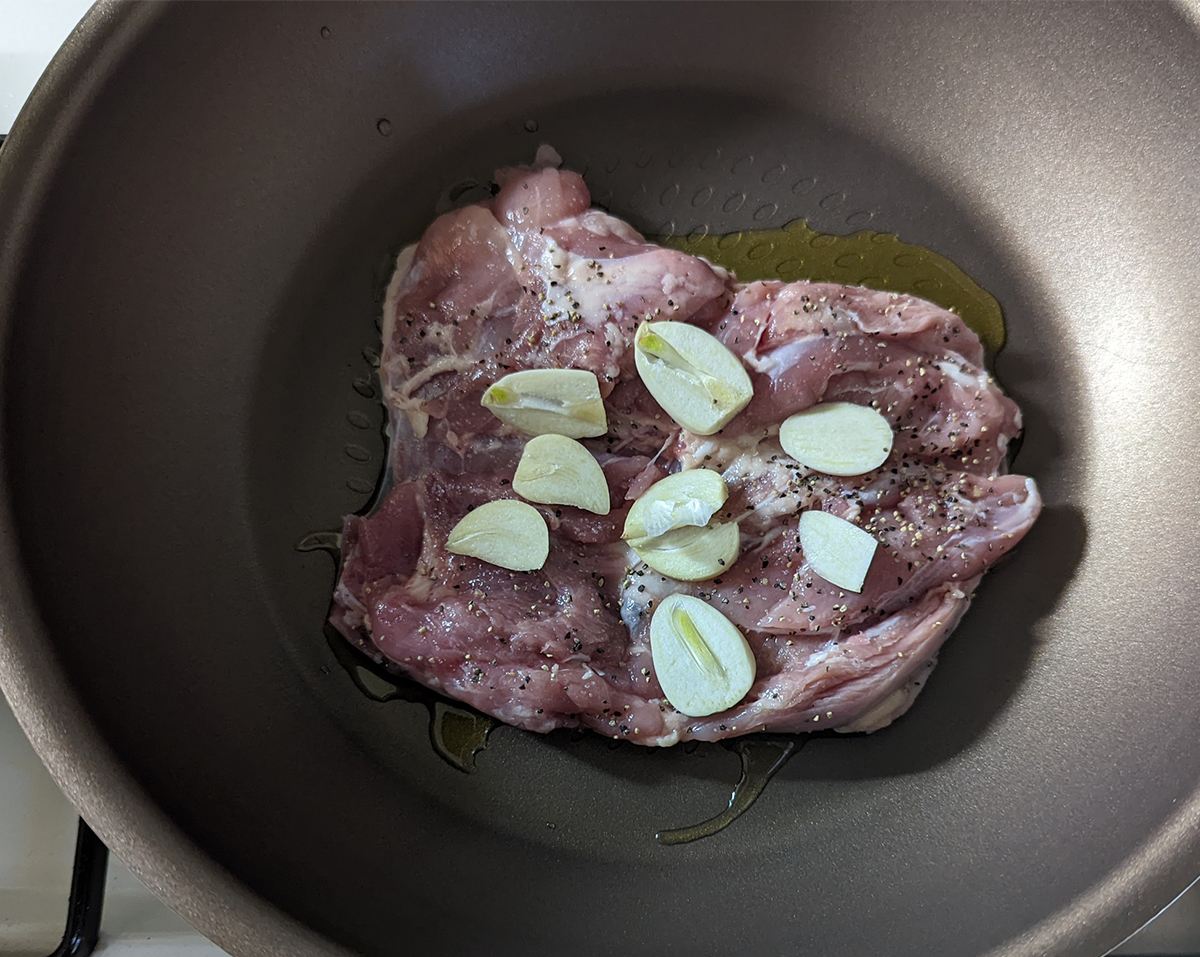 フライパンに鶏もも肉を乗せたところ