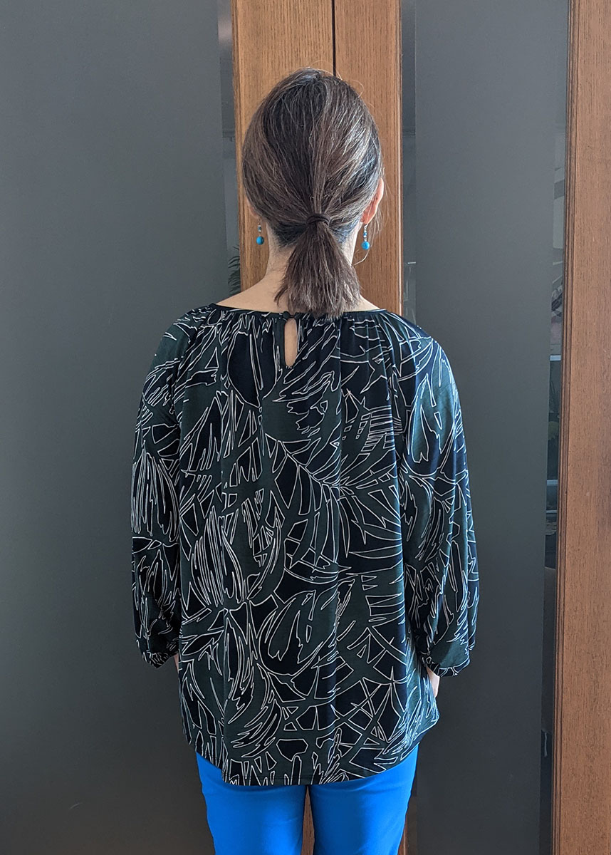 UVスラブ・ギャザートップスの後ろ側