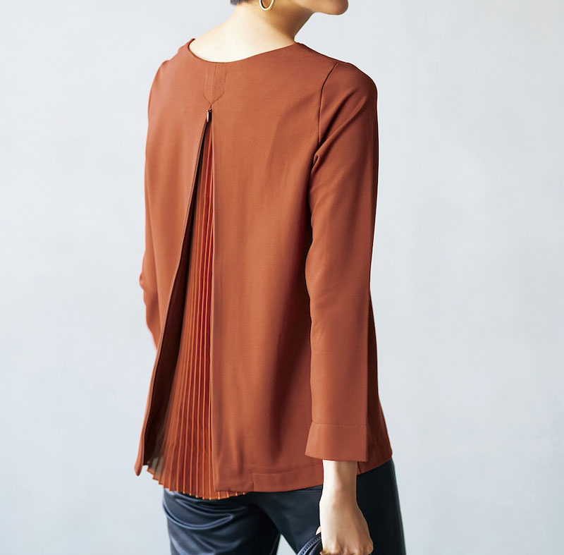 異素材コンビ・バックプリーツトップス