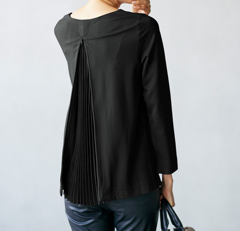 異素材コンビ・バックプリーツトップス