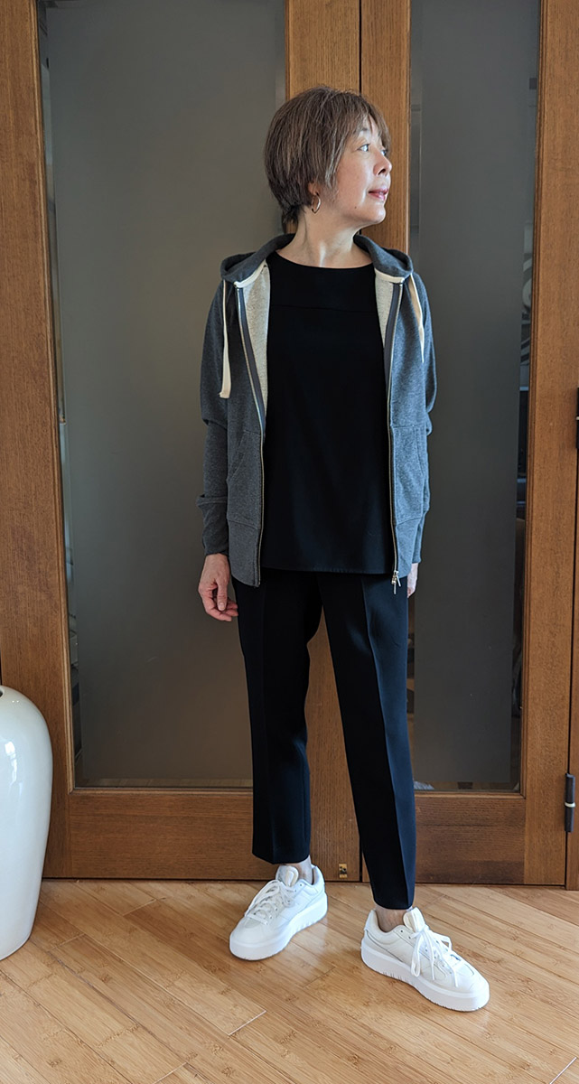 ブラックの上下とコーデ