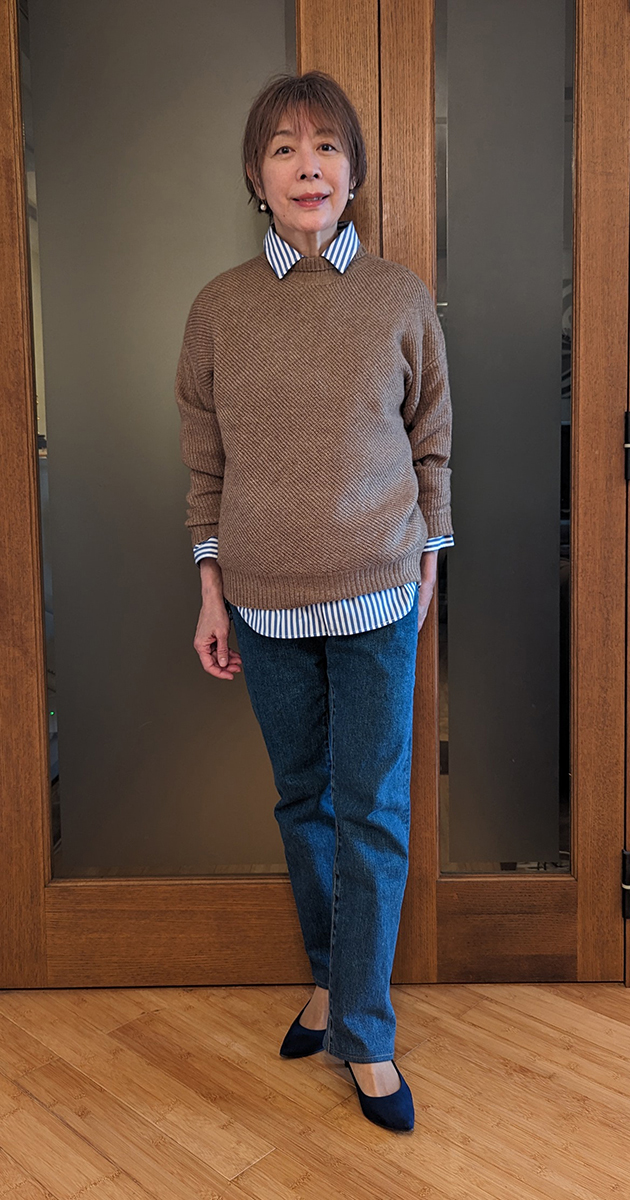 ブルーのストライプシャツのレイヤード