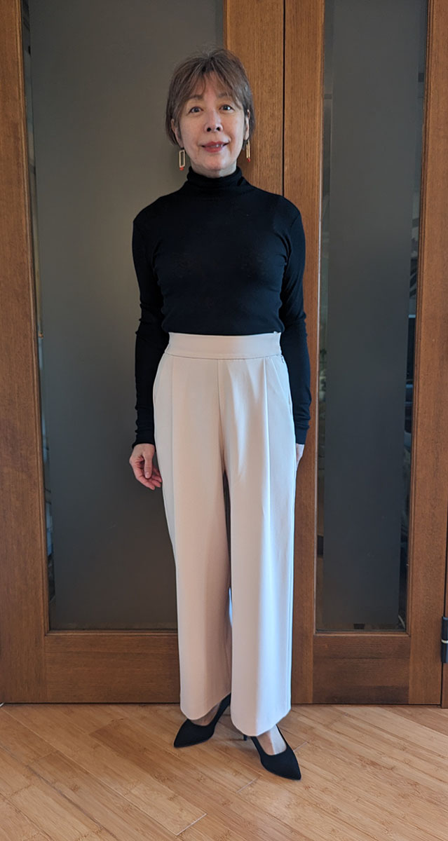 タックワイドパンツとのコーデ