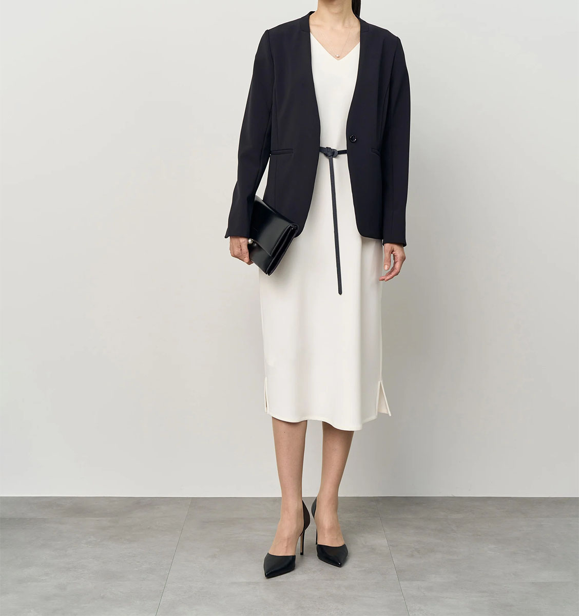 ネイビージャケットとライトグレーワンピのコーデ