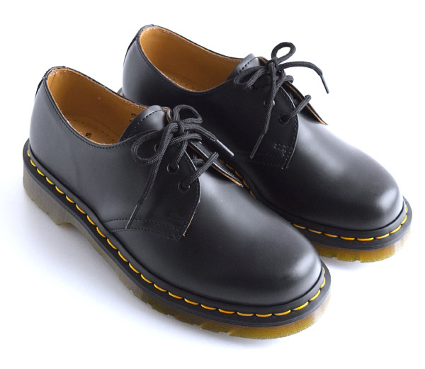 ドクターマーチンの3ホールシューズ