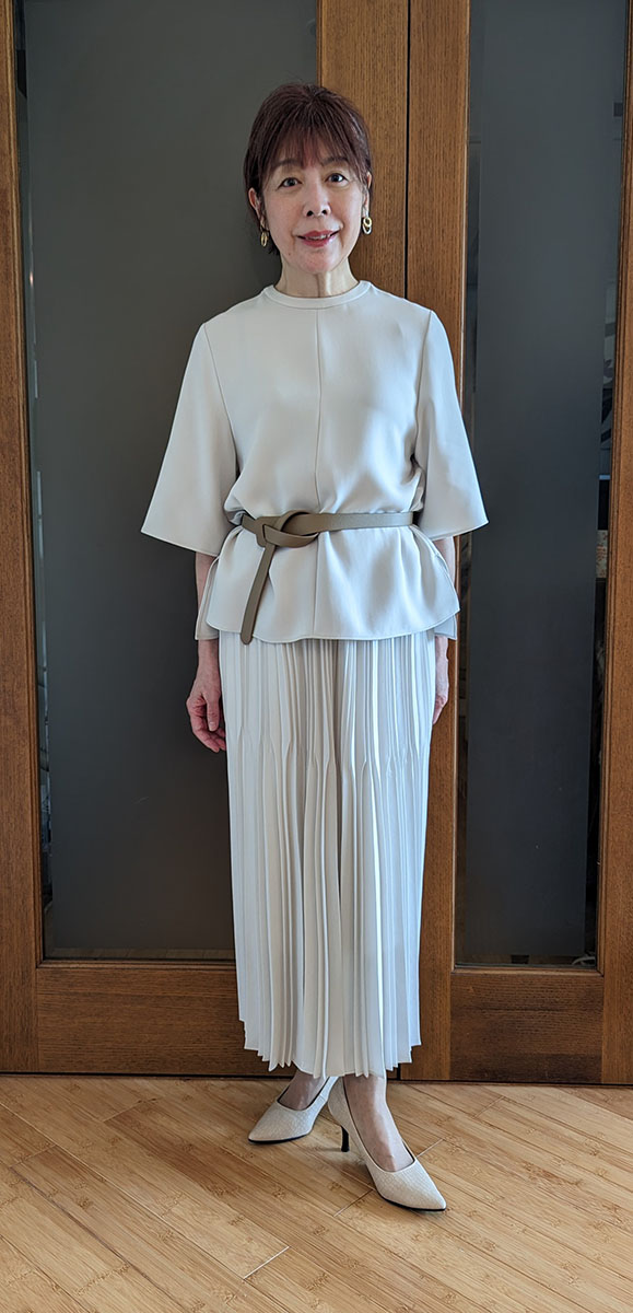 レギンスコーデ全盛から進化したチュニック丈ブラウス｜スタイリッシュ