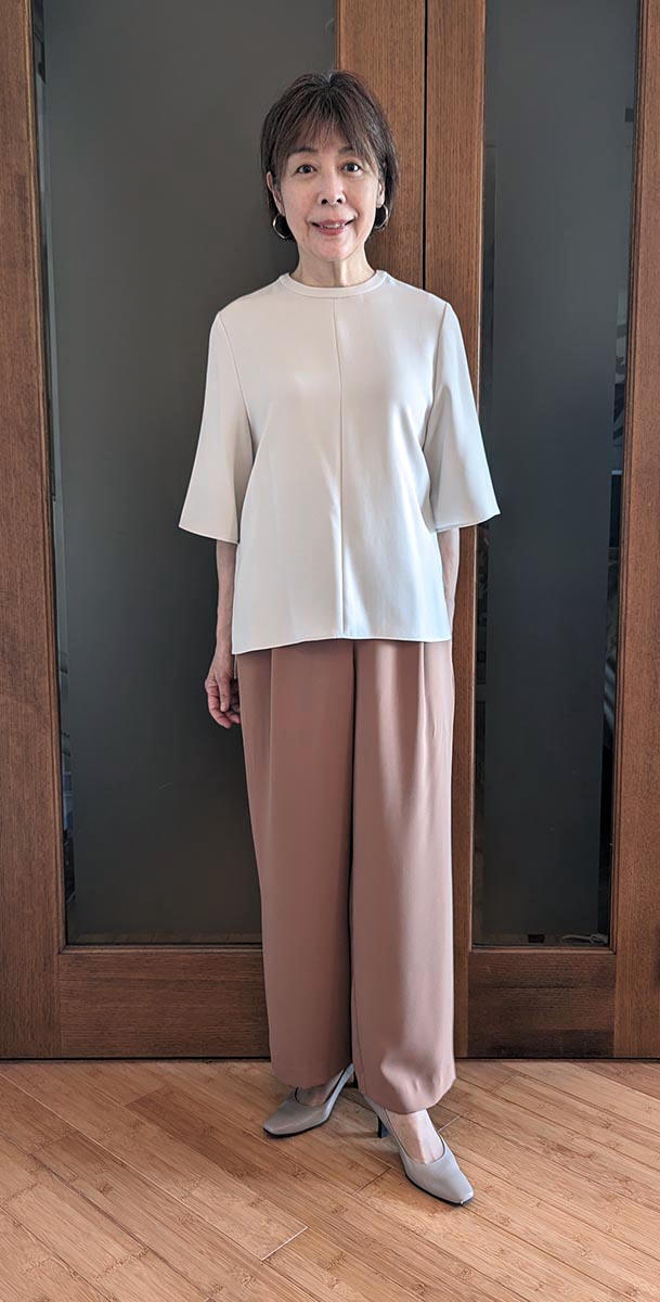 ライトクロスクルーネックブラウスとワイドパンツのコーデ