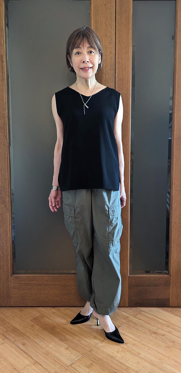 トップスの裾をタックアウト